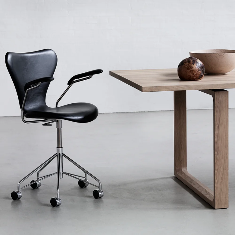 Sjuan 3217 helklädd kontorsstol hårda hjul, Leather soft black-chrome Fritz Hansen