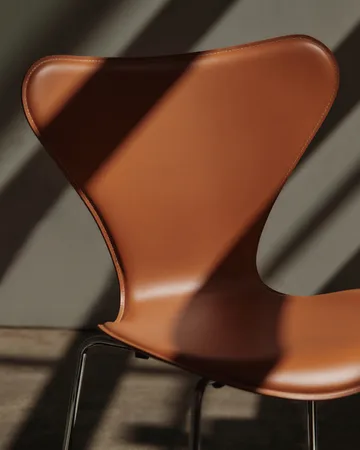 Sjuan Tailored stol - Harness Leather Saddle Brown-chrome - Fritz Hansen