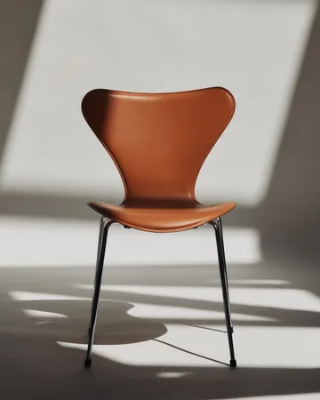 Sjuan Tailored stol - Harness Leather Saddle Brown-chrome - Fritz Hansen