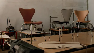 Sjuan Tailored stol - Harness Leather Slate Grey-chrome - Fritz Hansen