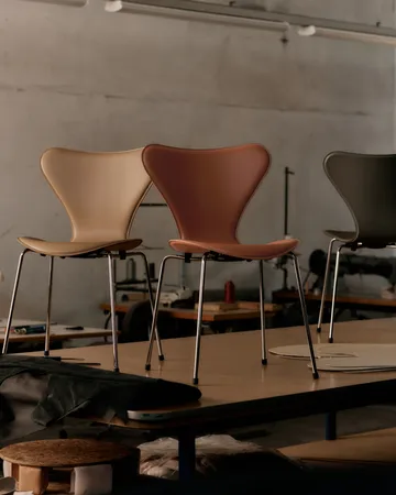 Sjuan Tailored stol - Harness Leather Warm Ecru-chrome - Fritz Hansen