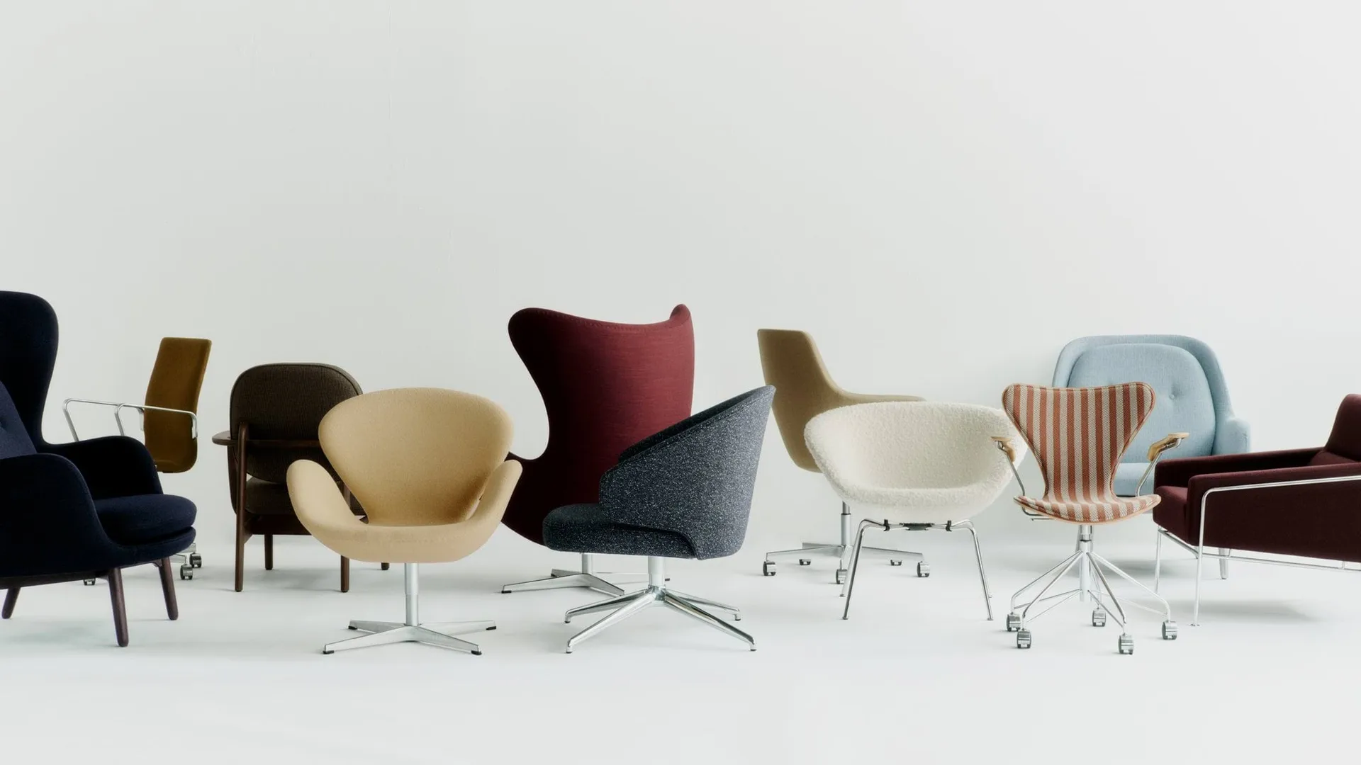 Svanen 3320 fåtölj, Essential läder walnut-borstad aluminium Fritz Hansen