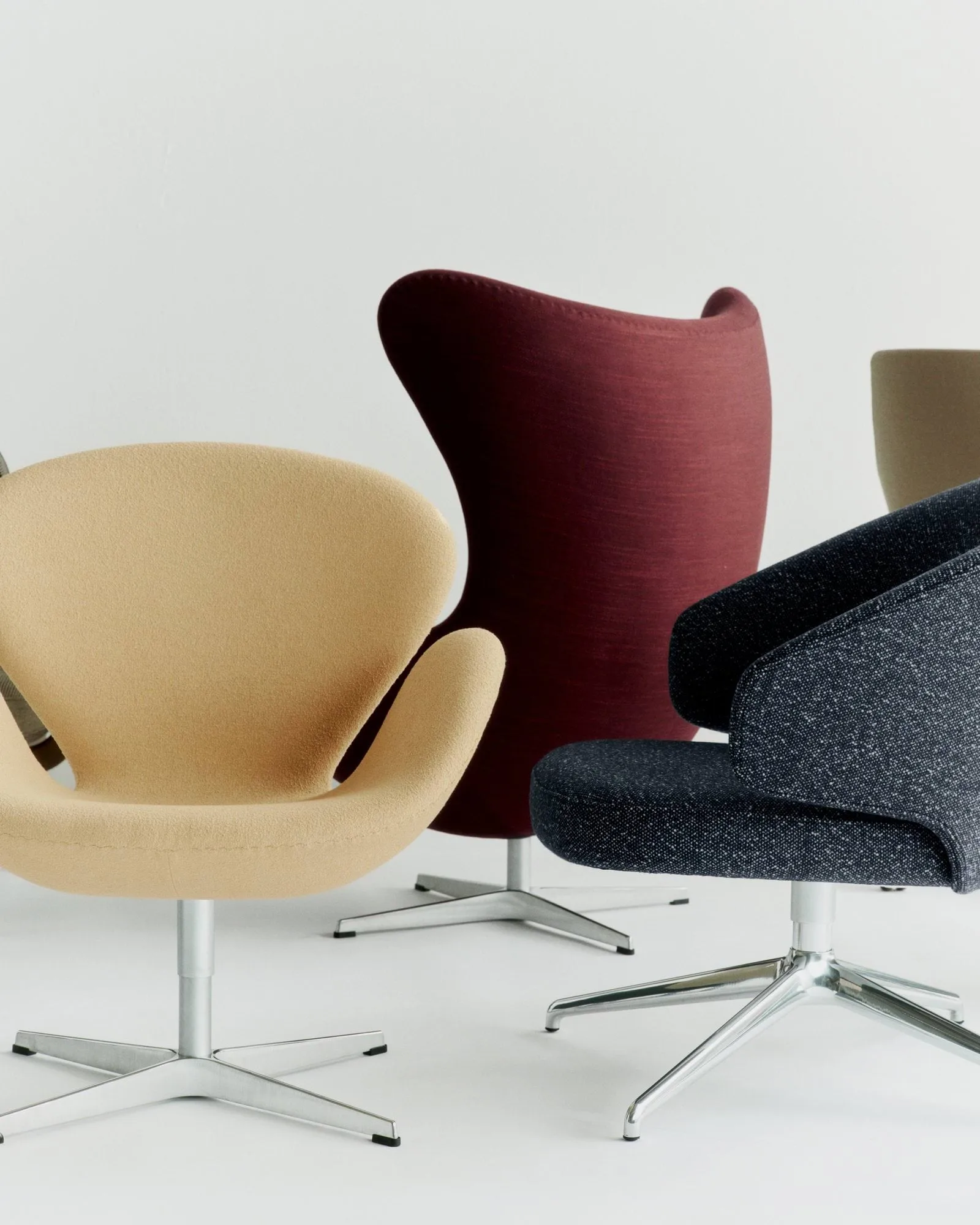 Svanen 3320 fåtölj, Grace läder walnut-borstad aluminium Fritz Hansen