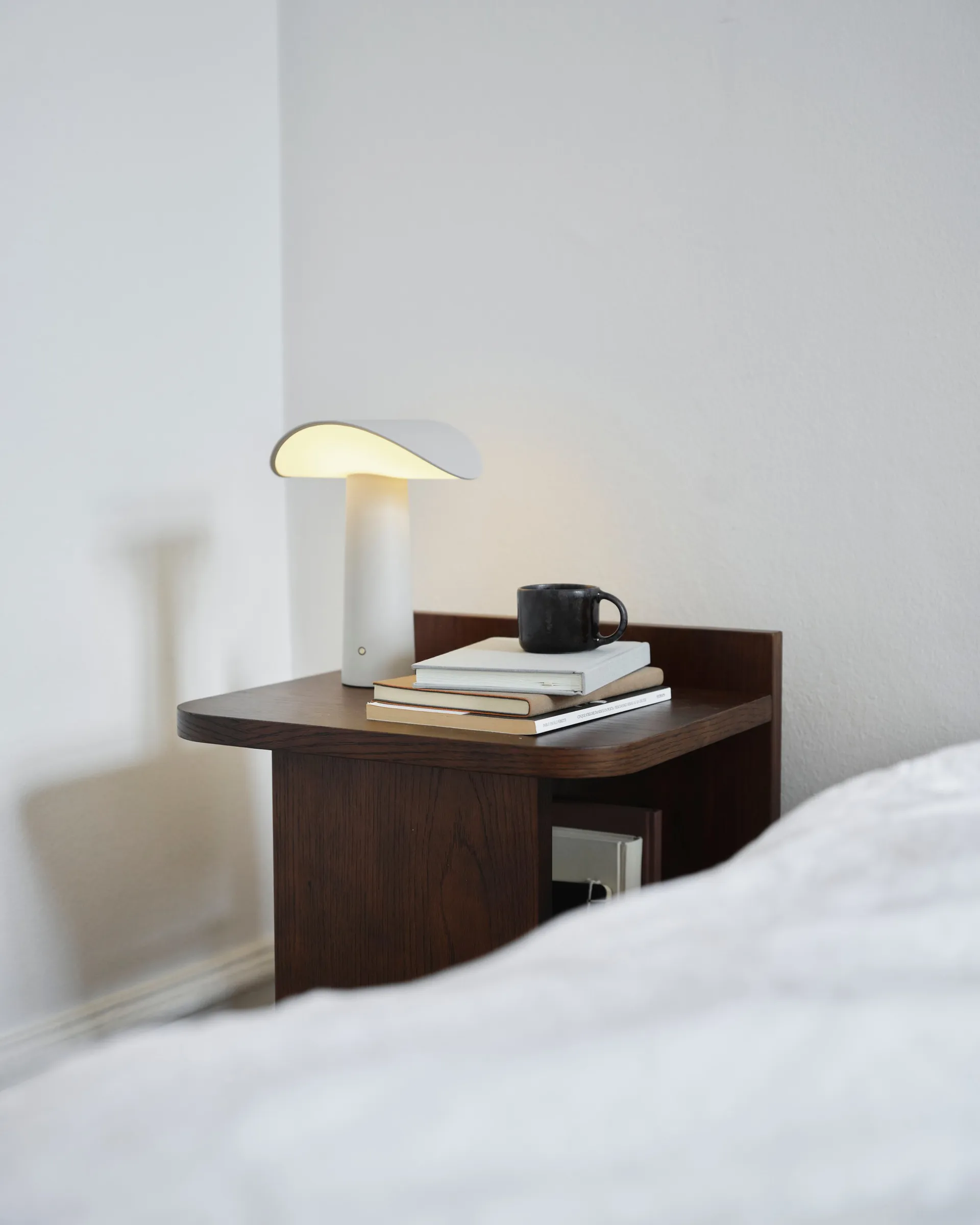 Lium portabel bordslampa 22,5 cm, Warm grey Gejst