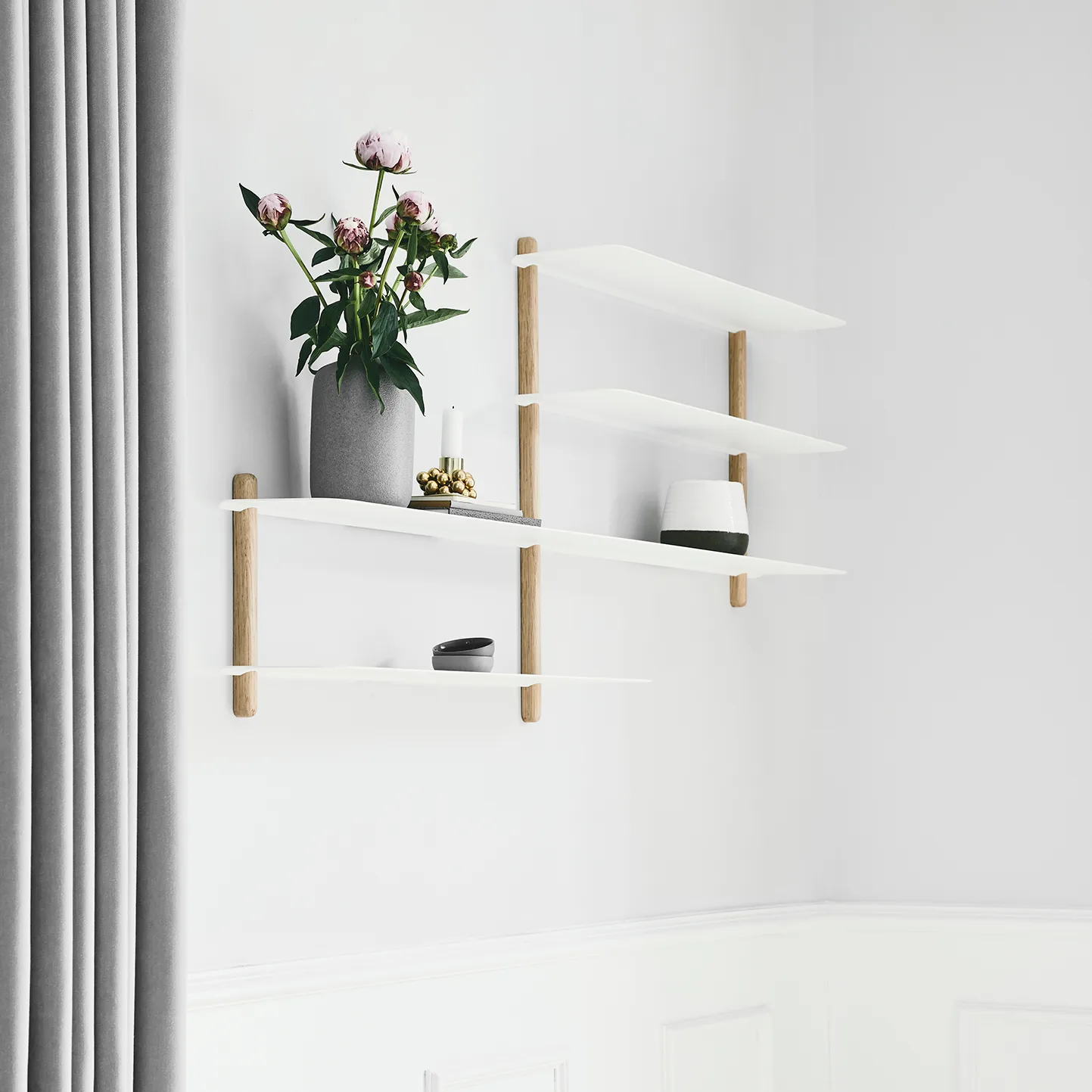 Nivo hylla B, Ljus ek-vit Gejst