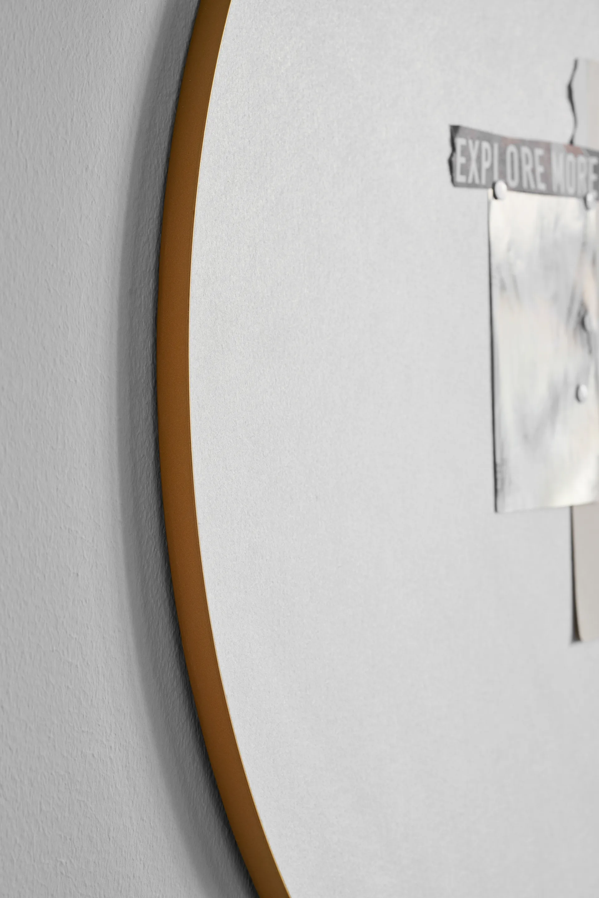 Retell pinboard anslagstavla Ø80 cm, Vit-mässing Gejst