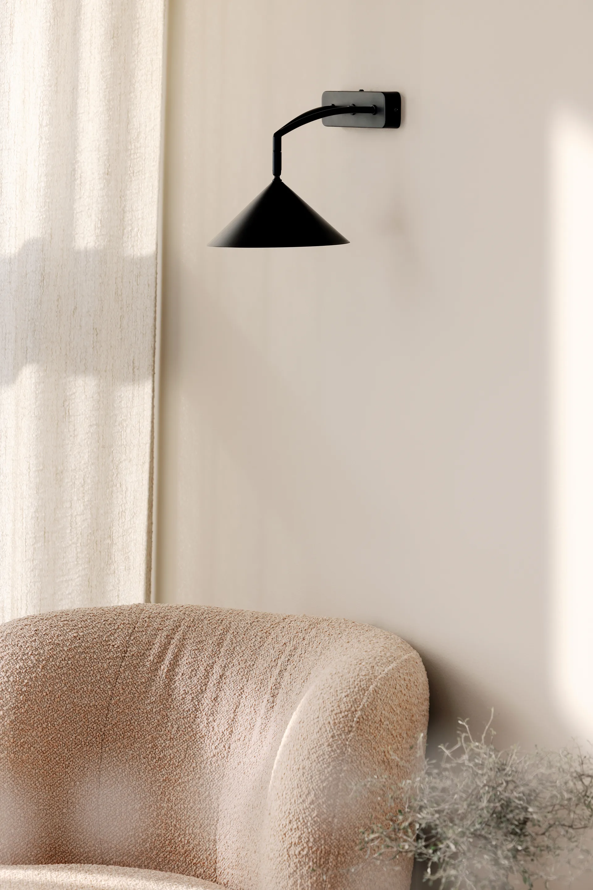 Curve vägglampa, Svart Globen Lighting