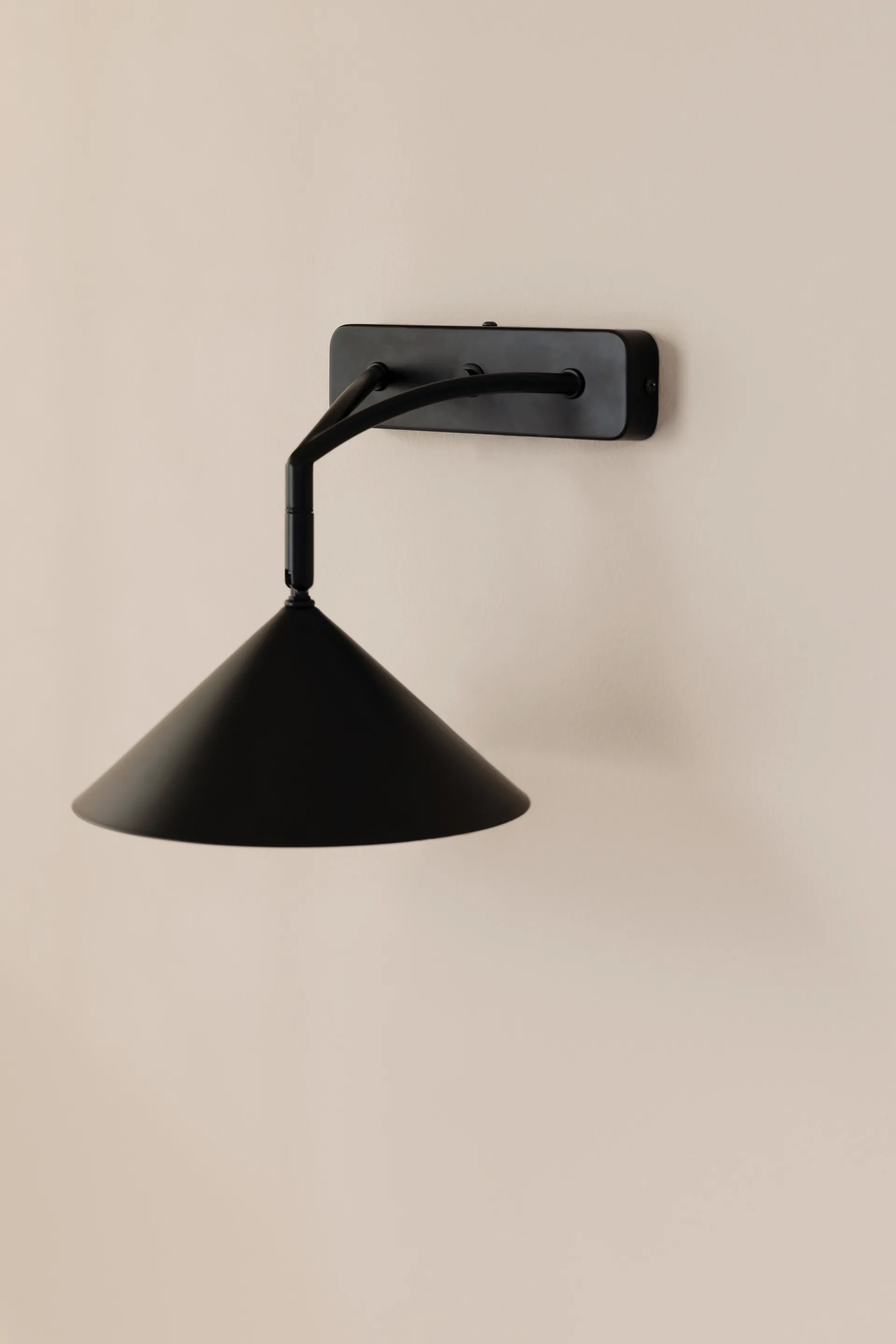 Curve vägglampa, Svart Globen Lighting