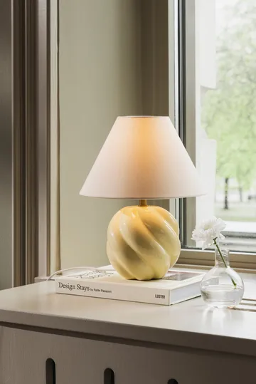 Dahlia bordslampa - Butter yellow - Globen Lighting