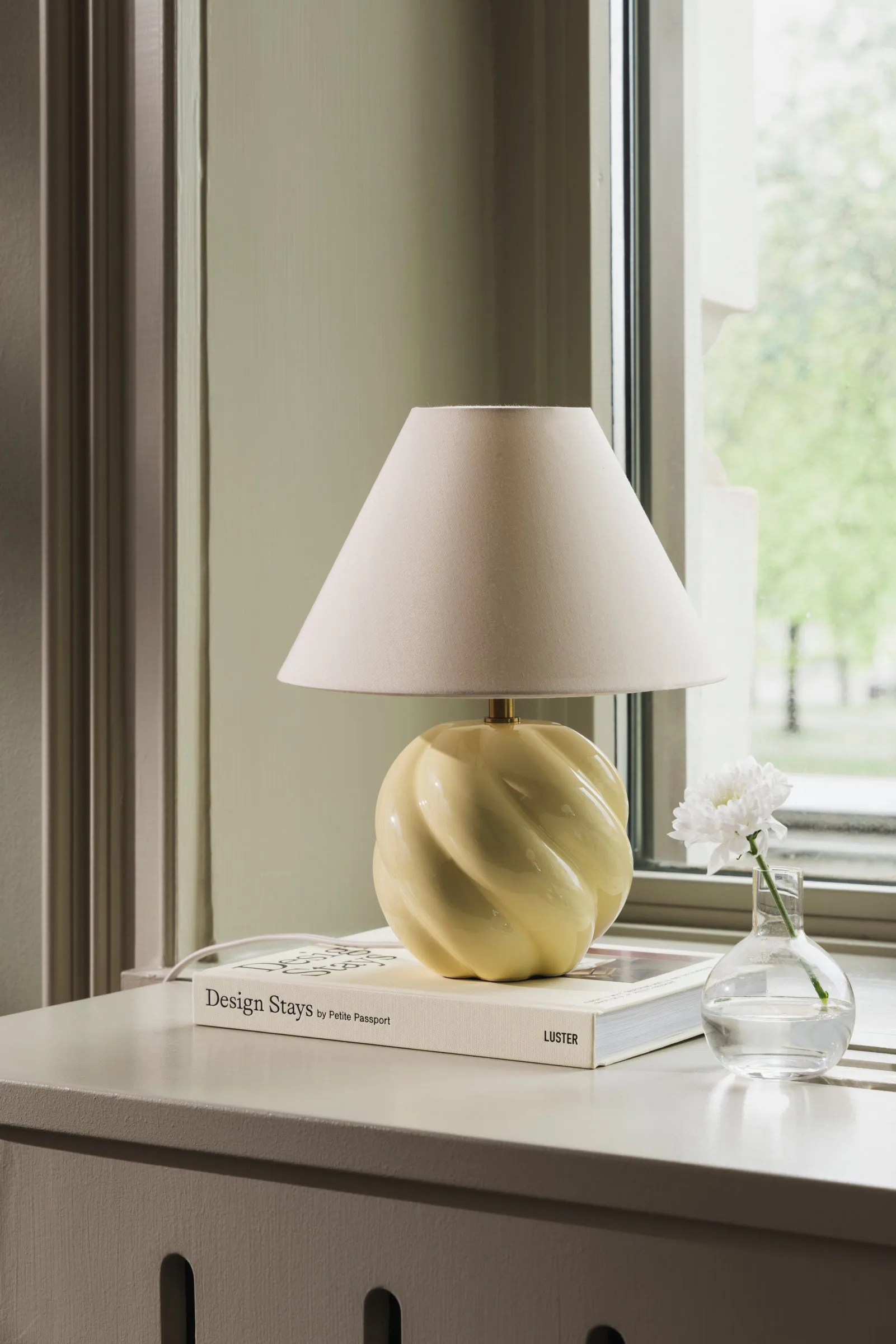 Dahlia bordslampa, Butter yellow Globen Lighting