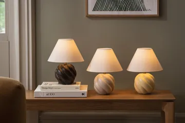 Dahlia bordslampa - Butter yellow - Globen Lighting