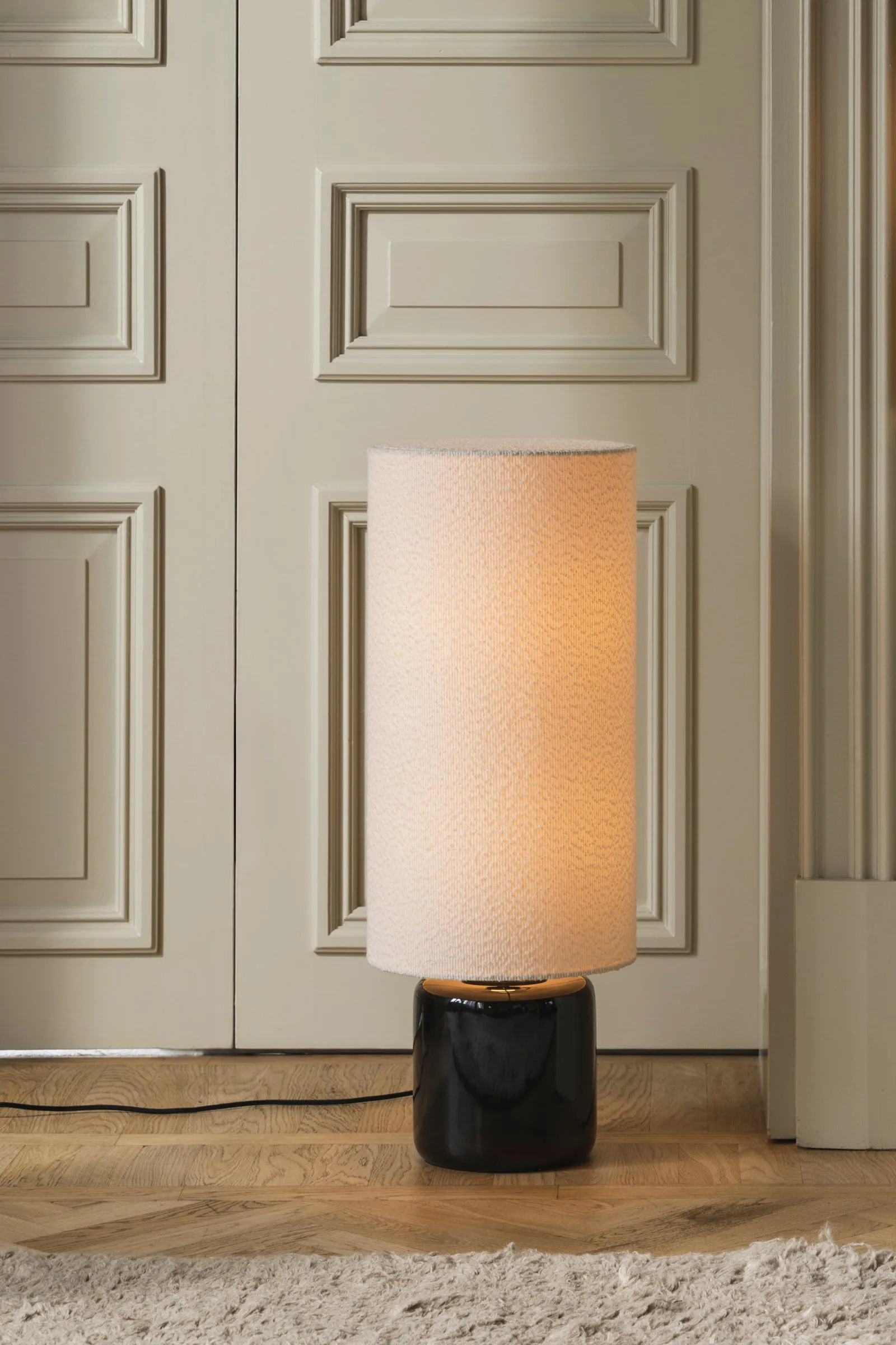 Florian golvlampa, Vit bouclé/svart, Ø30x80 cm Globen Lighting