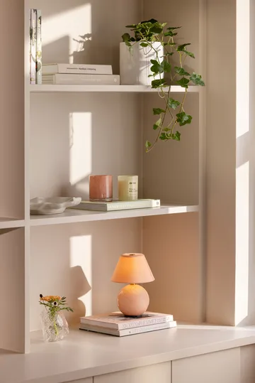 Iris 16 portabel bordslampa - Blush - Globen Lighting