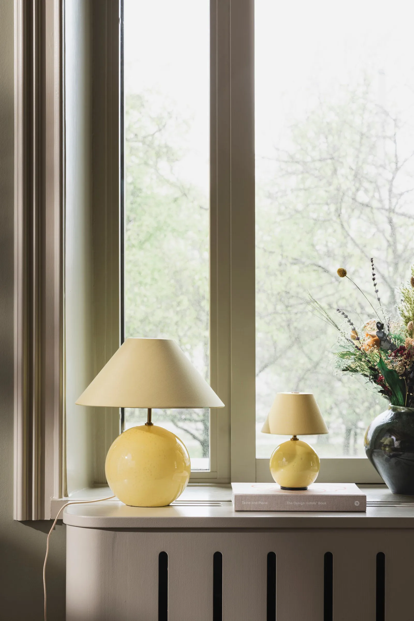 Iris 35 bordslampa 39 cm, Butter yellow Globen Lighting