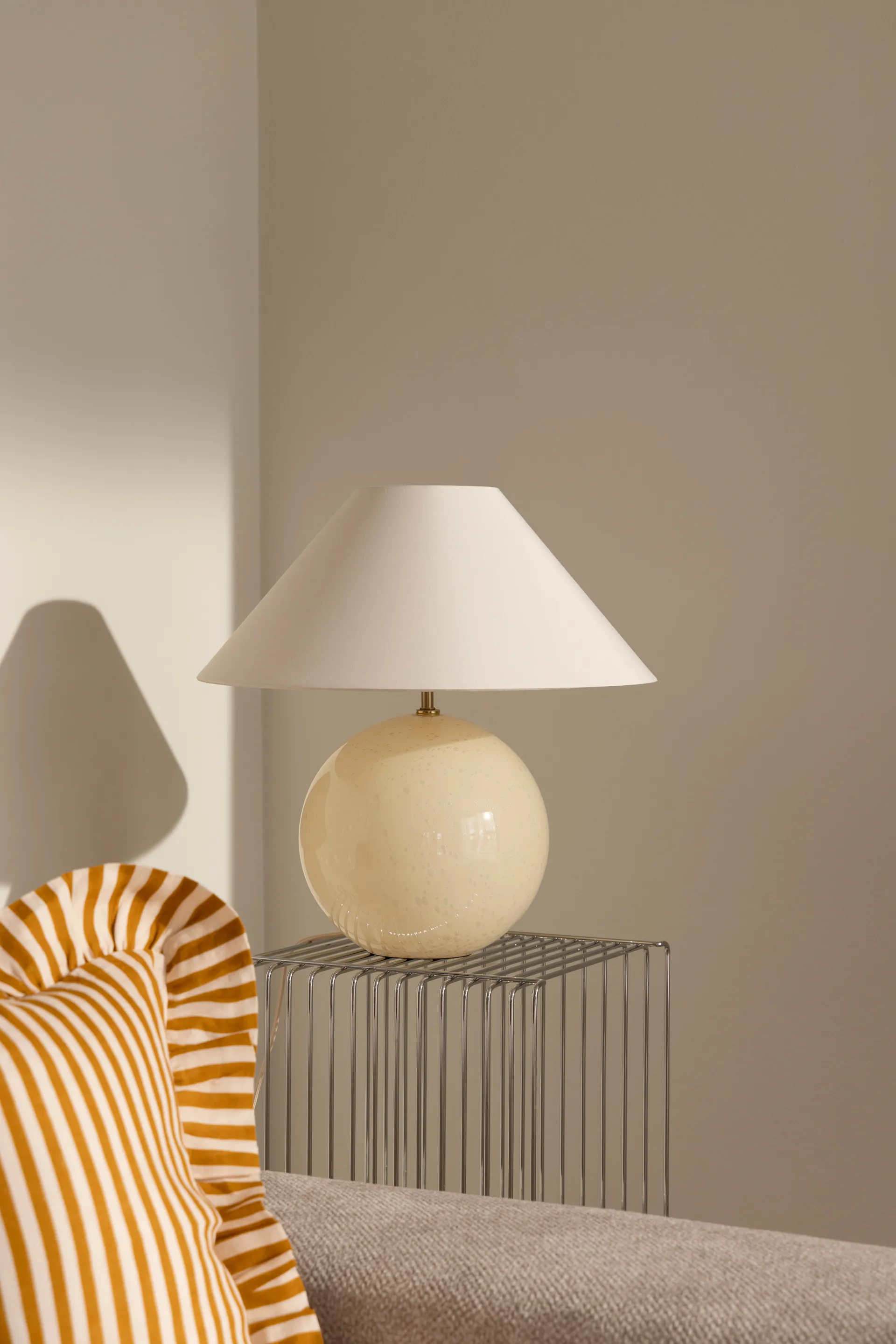 Iris 45 bordslampa, White Globen Lighting