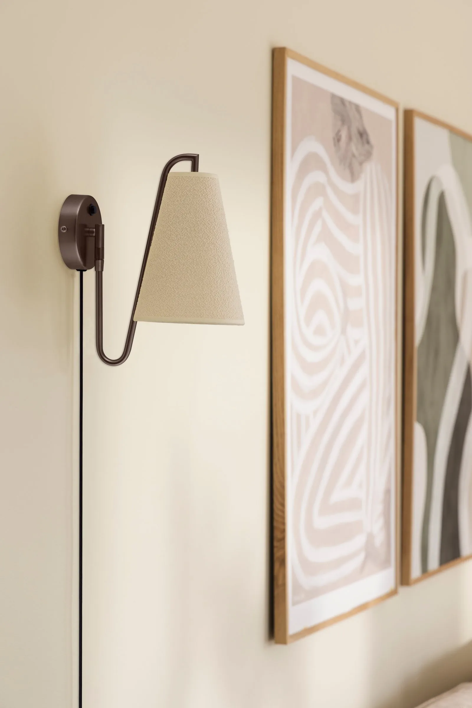 Lou vägglampa, Bouclé vit-bronze Globen Lighting
