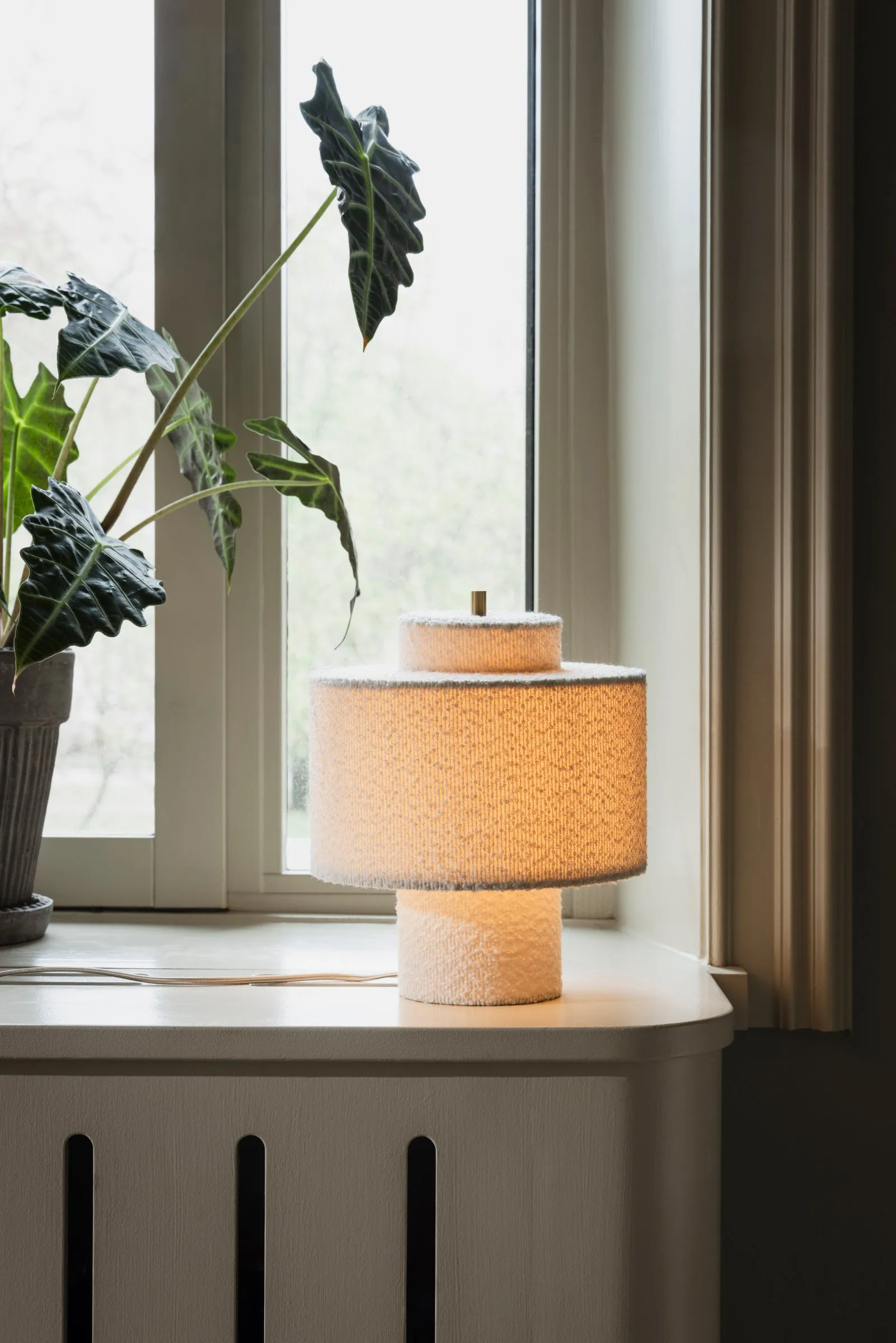 Noah bordslampa, Vit bouclé, Ø25x30,5 cm Globen Lighting