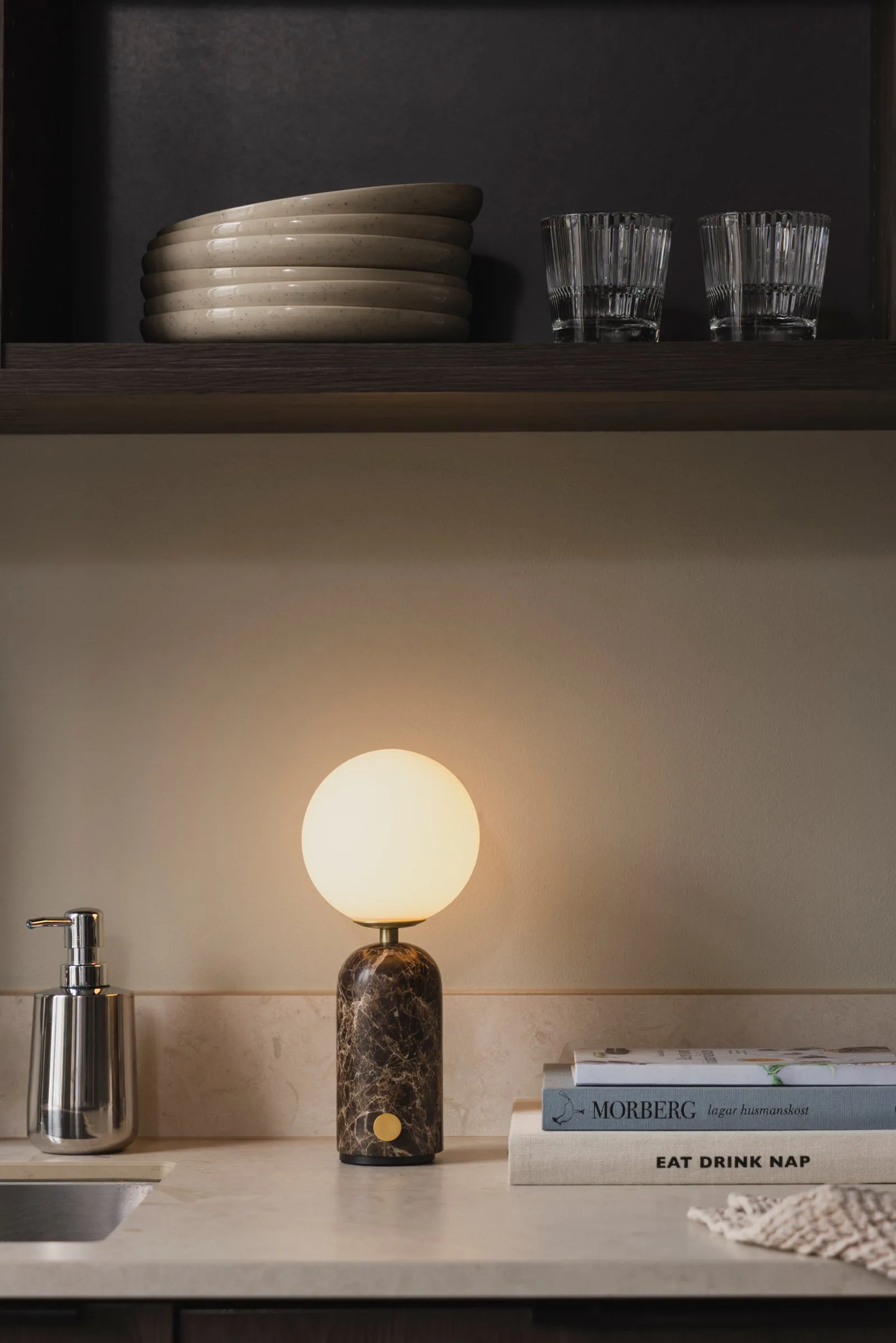 Torrano bordslampa portabel, Brun marmor Globen Lighting