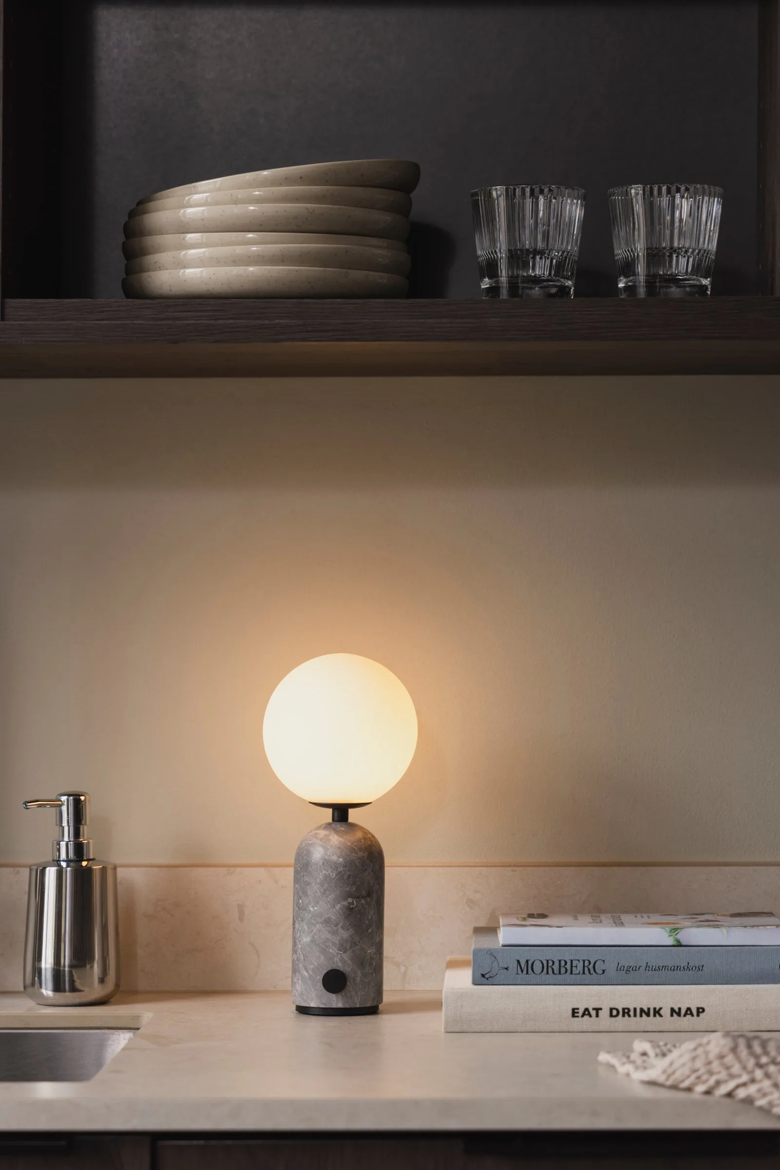 Torrano bordslampa portabel, Grå marmor, 27,5 cm Globen Lighting