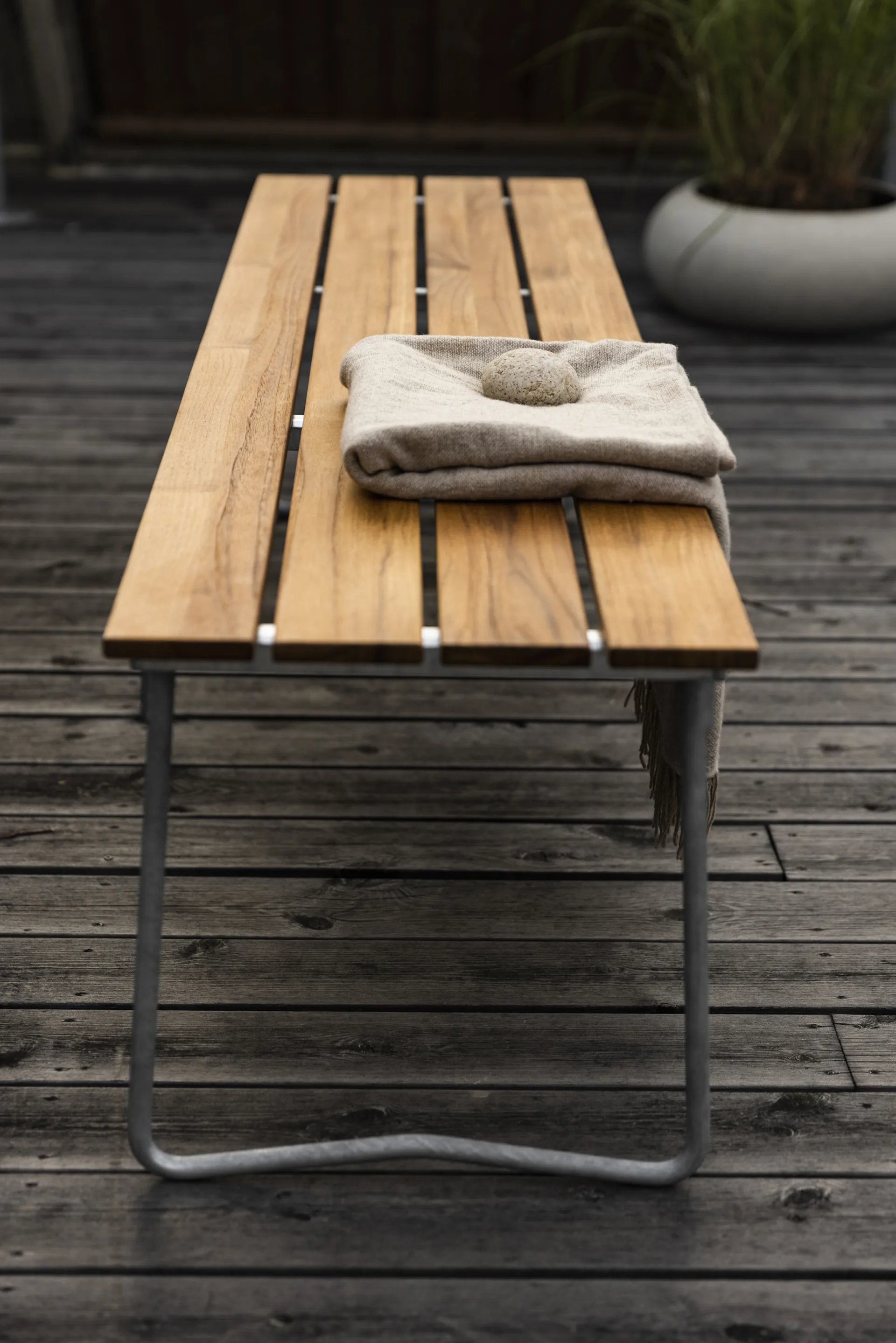 Bänk 9 bänk, Teak-170 cm-varmförzinkad Grythyttan Stålmöbler