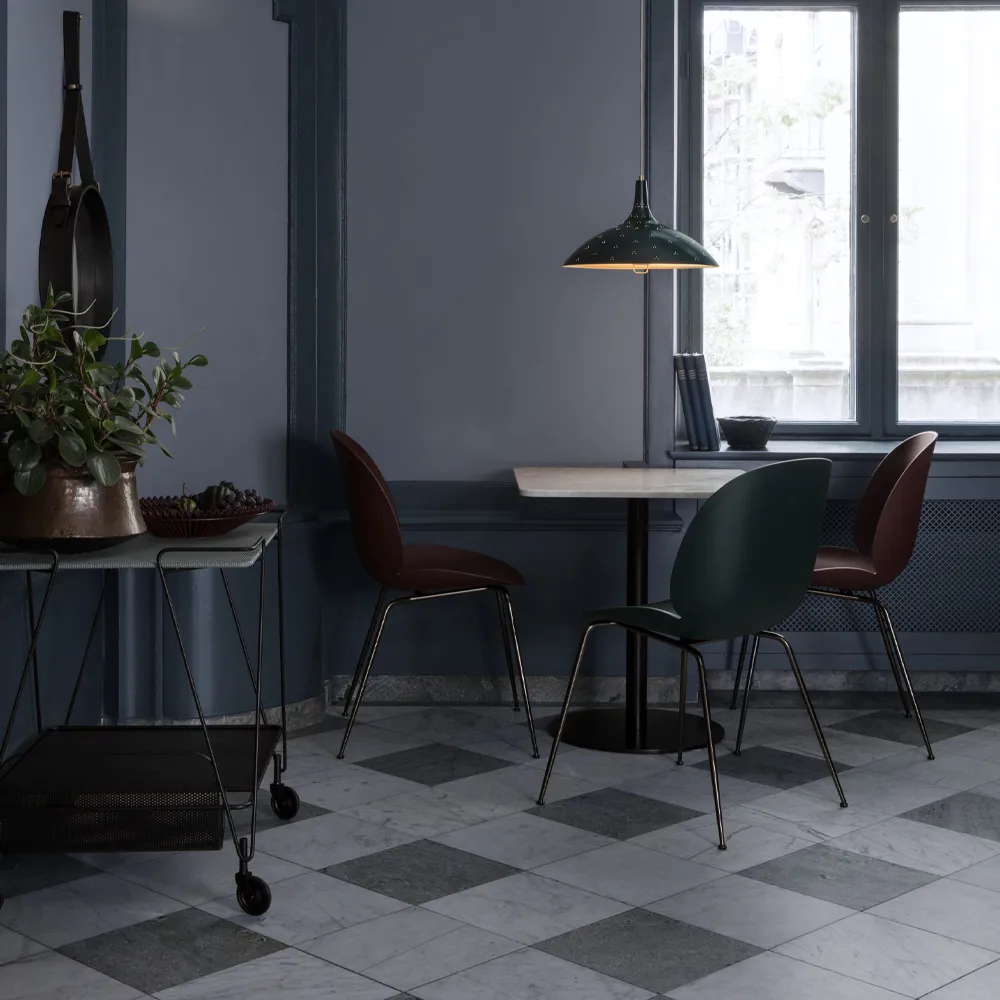 Beetle stol, alabaster white, svartkromat stålstativ GUBI