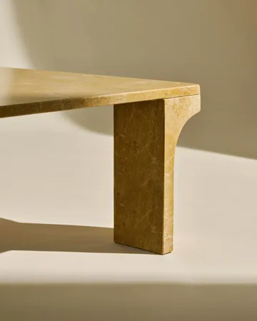 Doric soffbord - Honey Amber marmor, 140x80 cm - GUBI