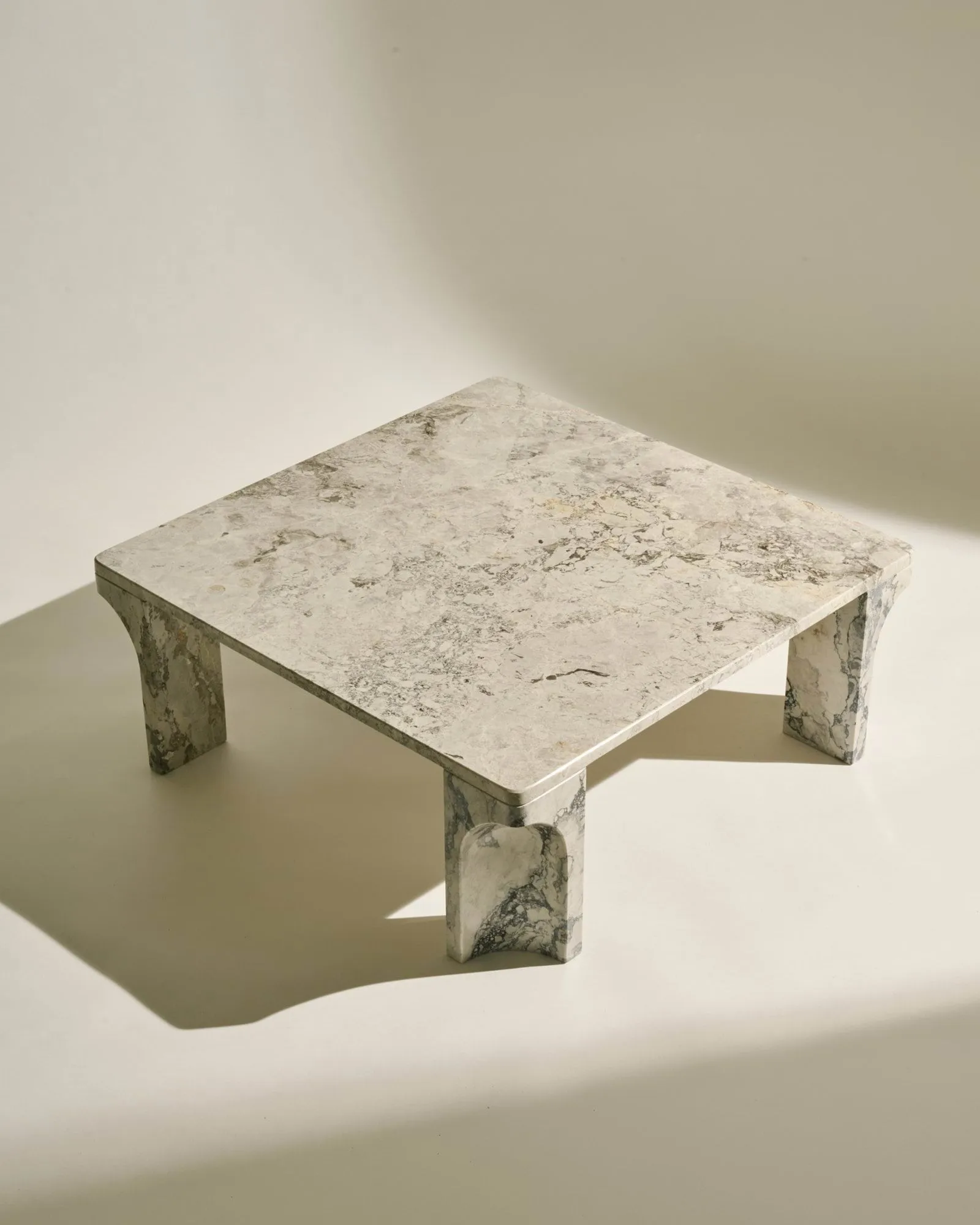 Doric soffbord, Stormy Gray marmor, 80x80 cm GUBI