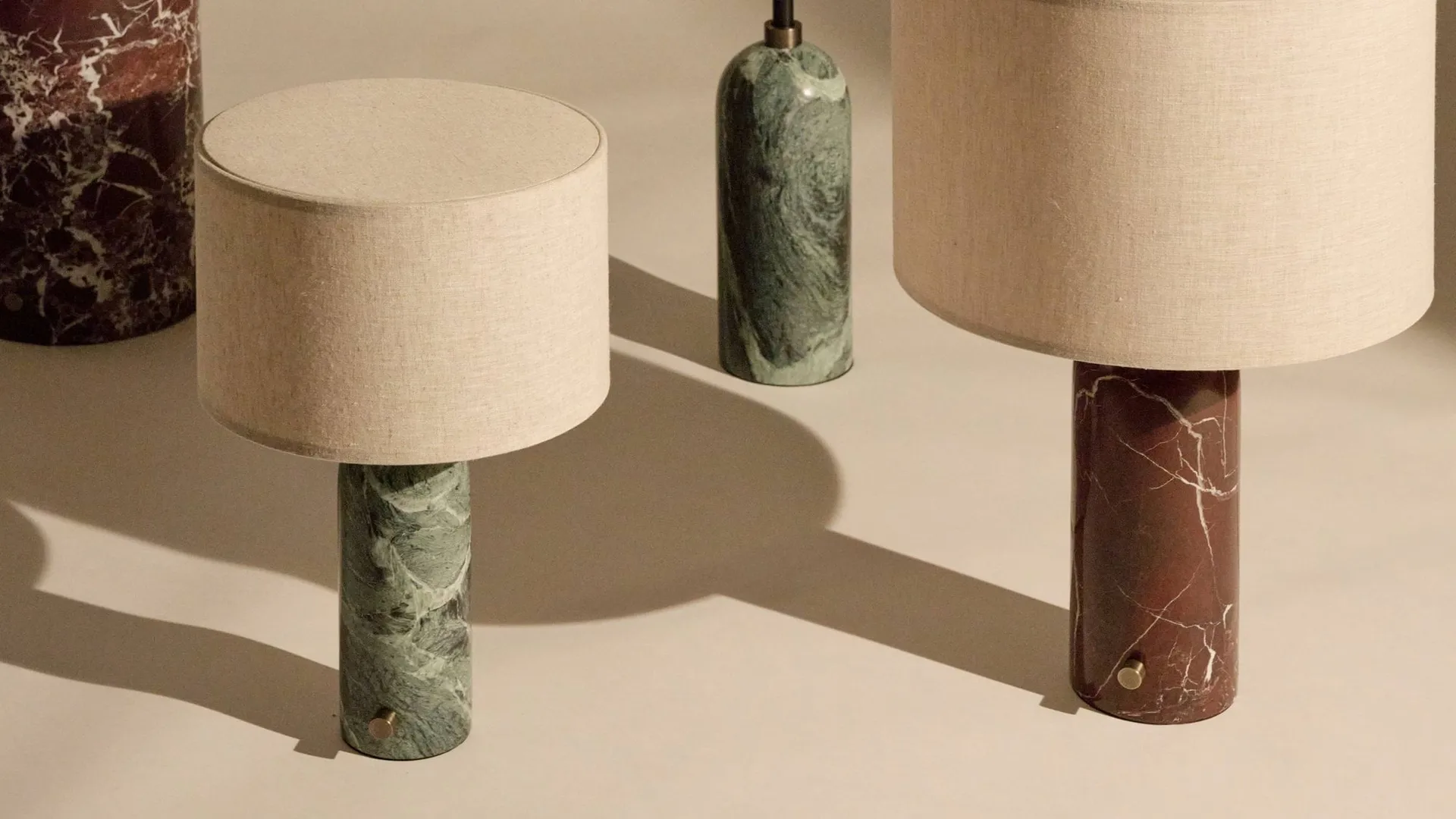 Gravity L bordslampa, Maroon marble-white GUBI