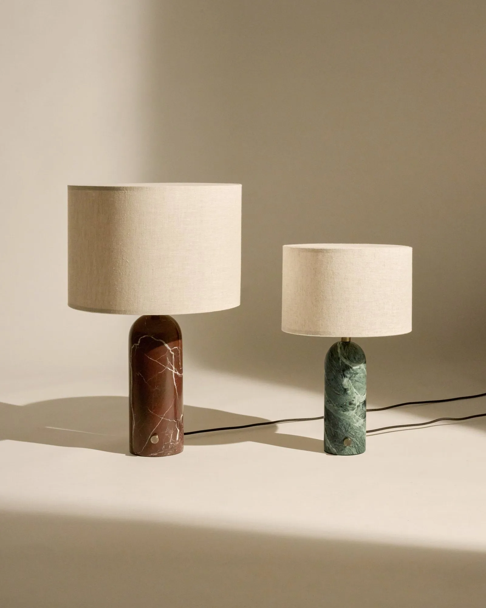 Gravity S bordslampa, Maroon marble-white GUBI