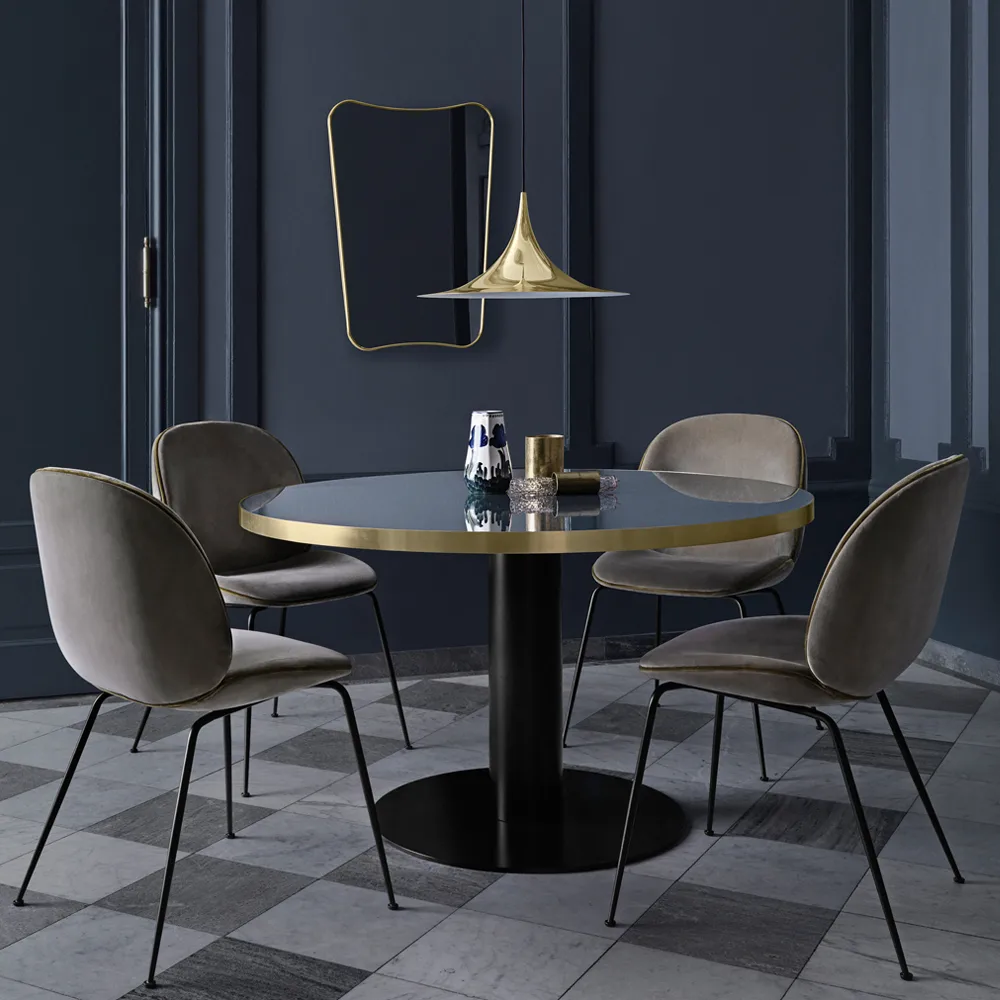 Gubi 2.0 matbord, american walnut, ø130, svart stativ GUBI
