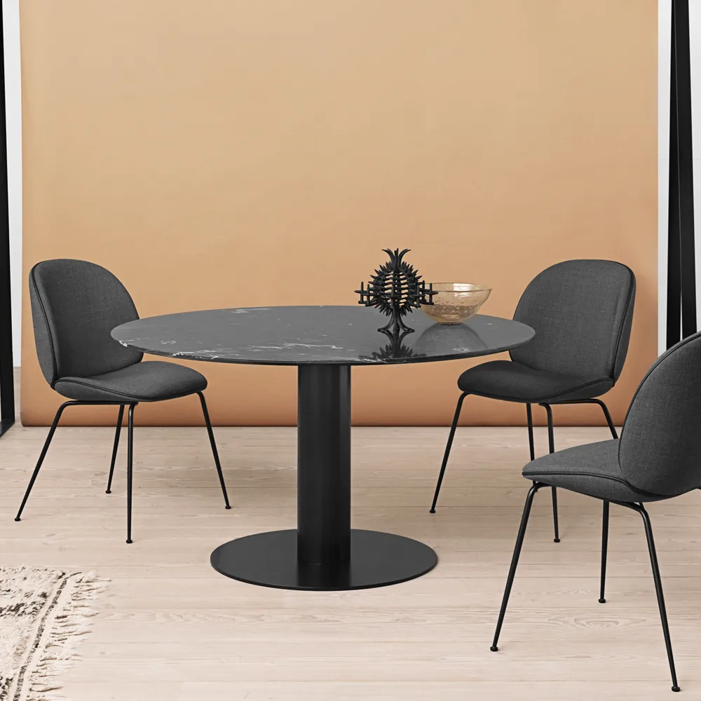 Gubi 2.0 matbord, american walnut, ø130, svart stativ GUBI