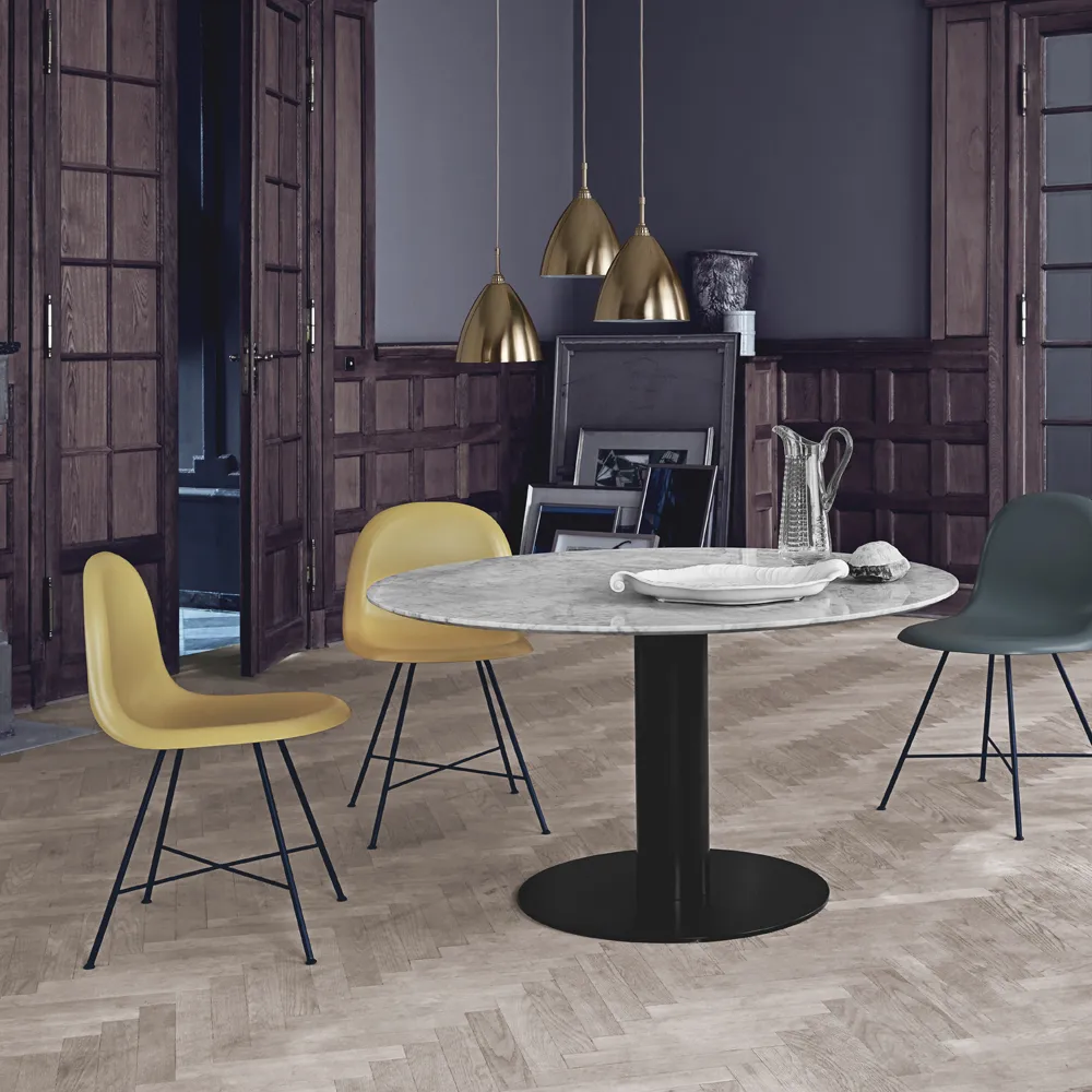 Gubi 2.0 matbord, marble white, ø150, svart stativ GUBI