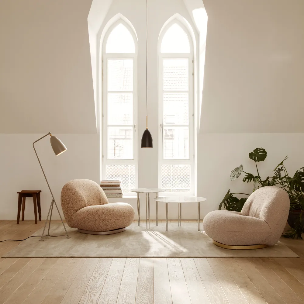 IOI soffbord, white carrara marble, ø70, svart stativ GUBI