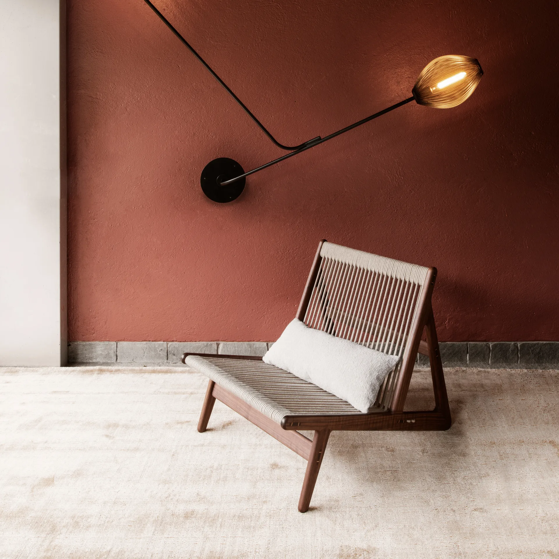 MR01 Initial Chair lounge chair, Oljad valnöt GUBI