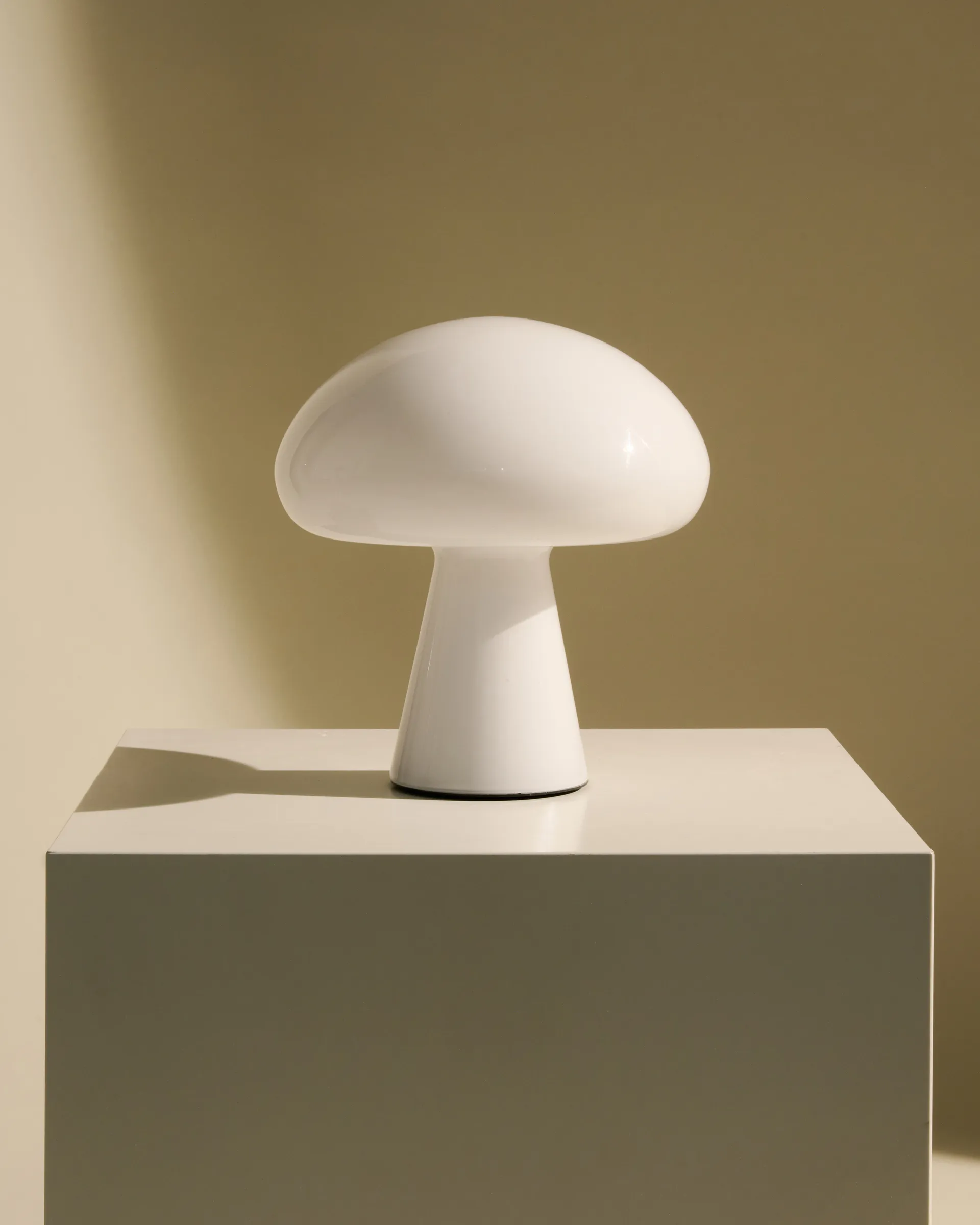 Obello portabel bordslampa, Pearl white GUBI
