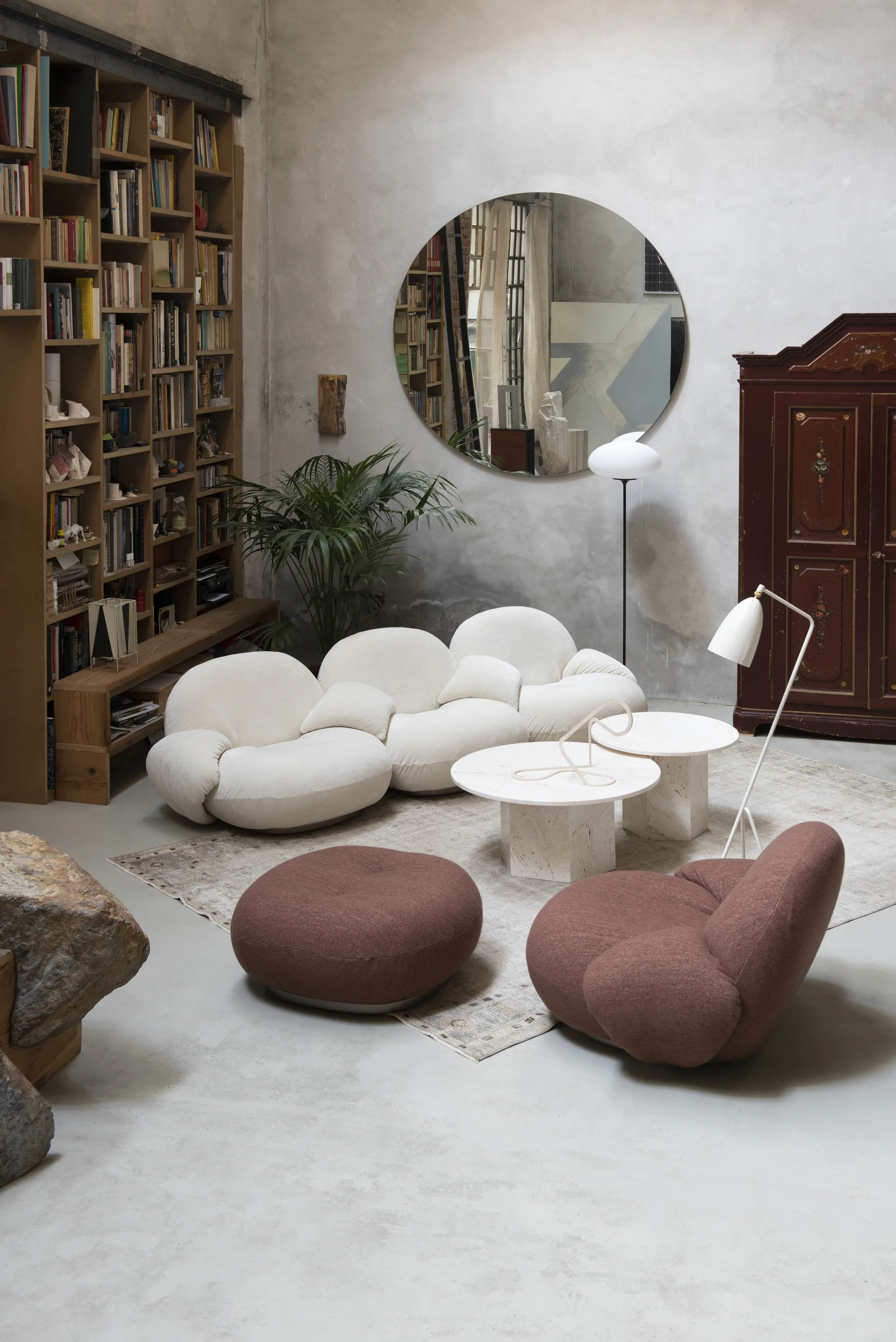 Pacha loungefåtölj med armstöd, Karakorum 001-pearl gold GUBI