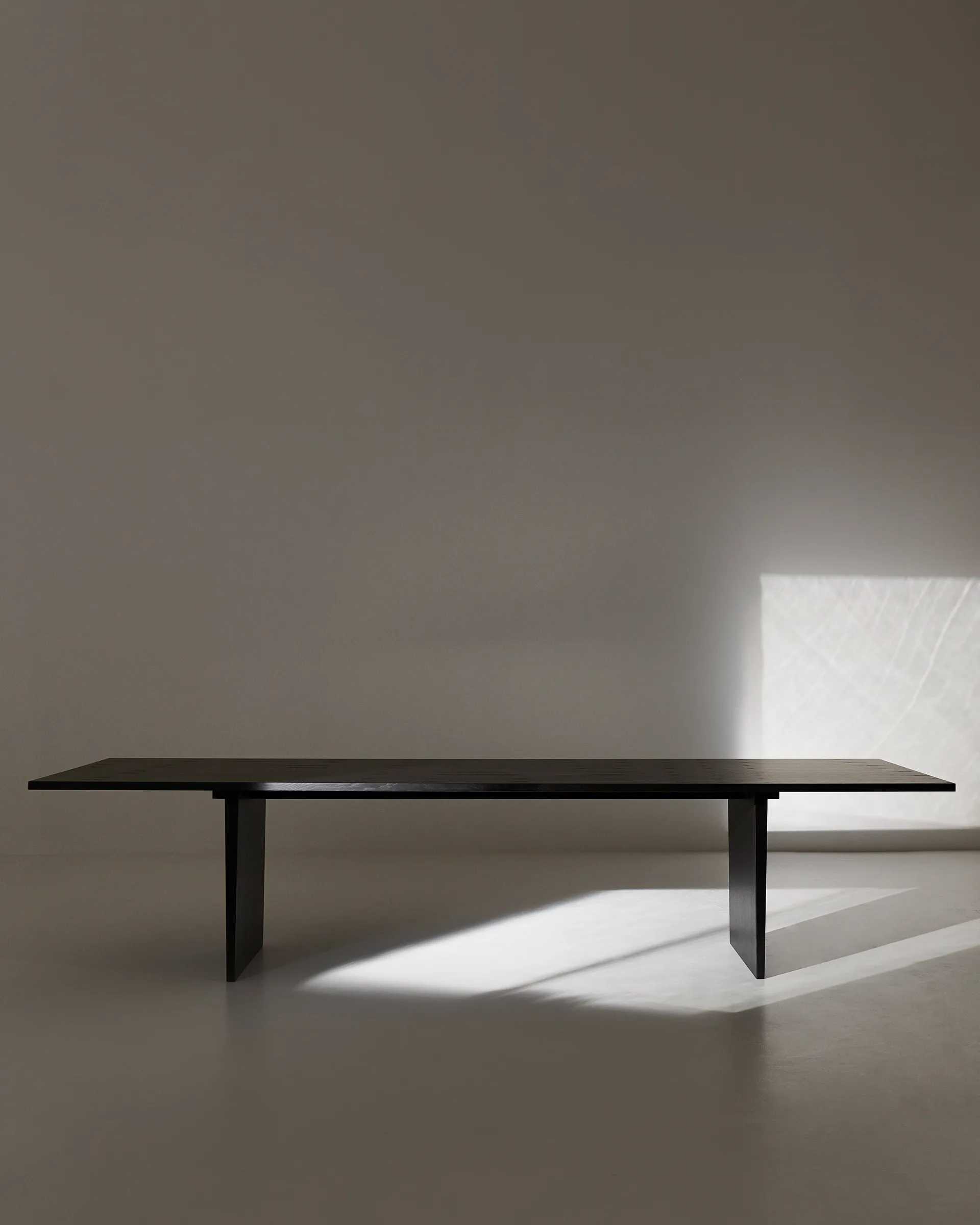 Private matbord 100x260 cm, Brun-svartbetsad ek GUBI