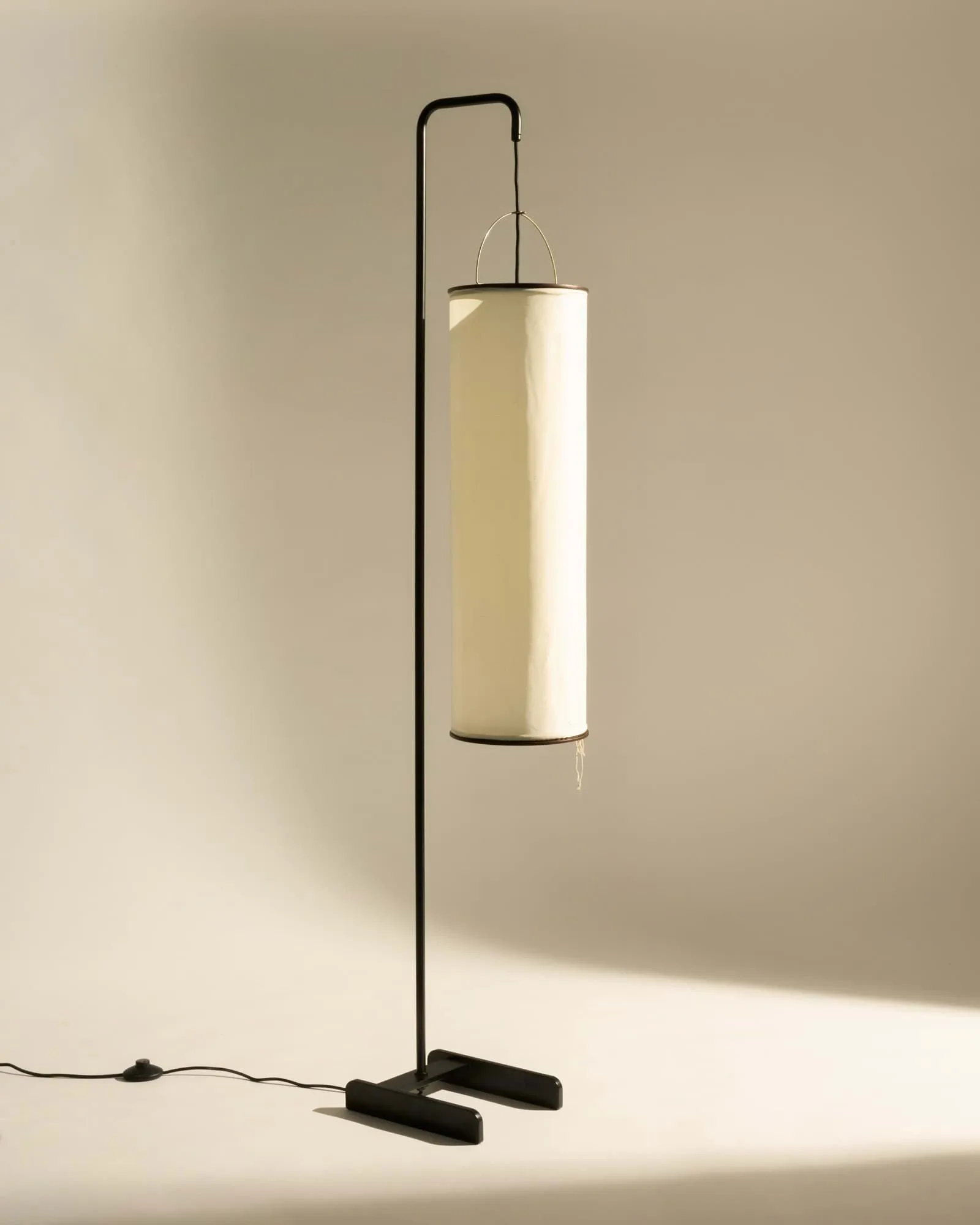 Silk Lantern golvlampa, Natural white silk-semi matt svart, 163 cm GUBI