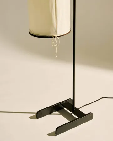 Silk Lantern golvlampa - Natural white silk-semi matt svart, 163 cm - GUBI
