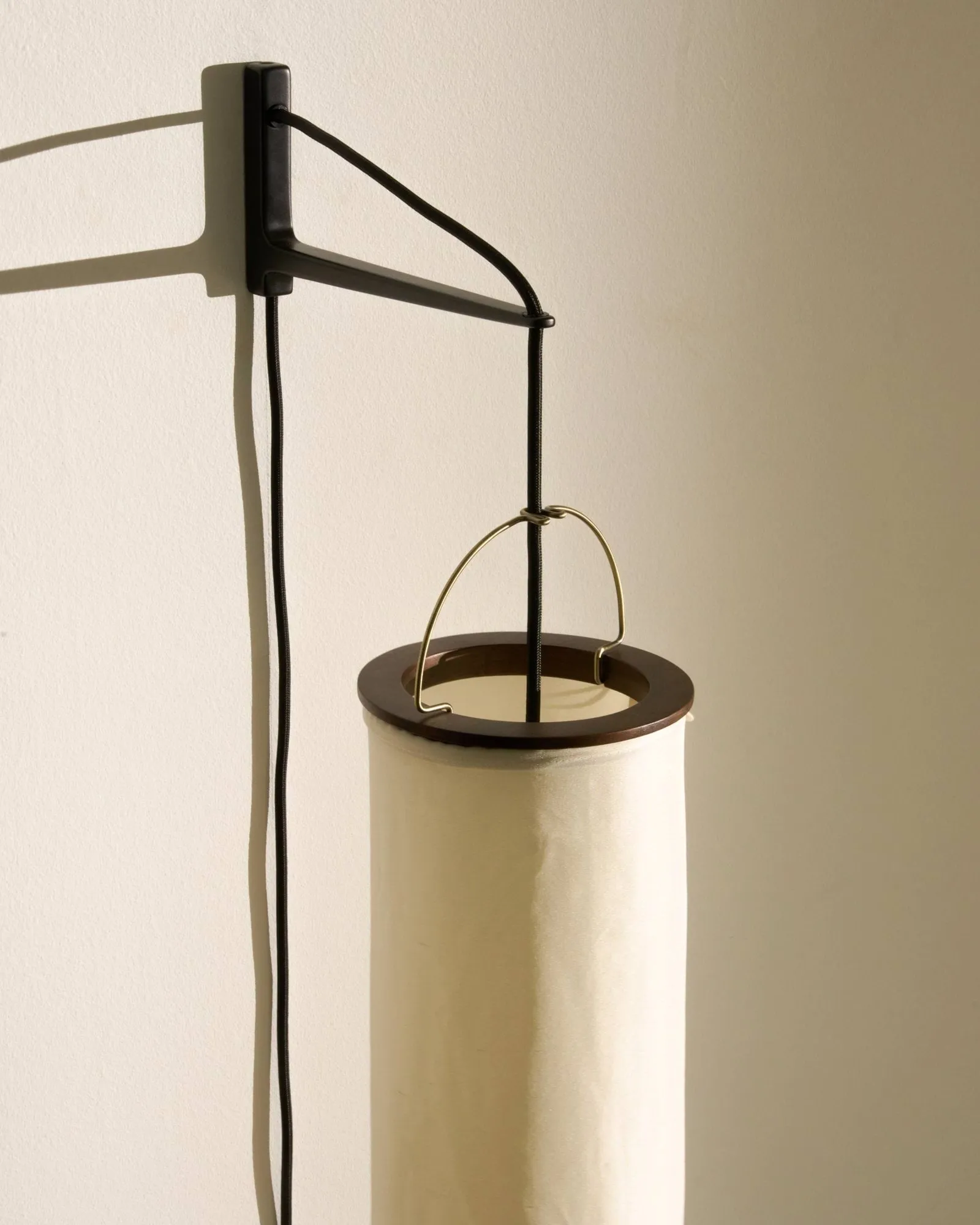Silk Lantern vägglampa, Natural white silk-semi matt svart GUBI