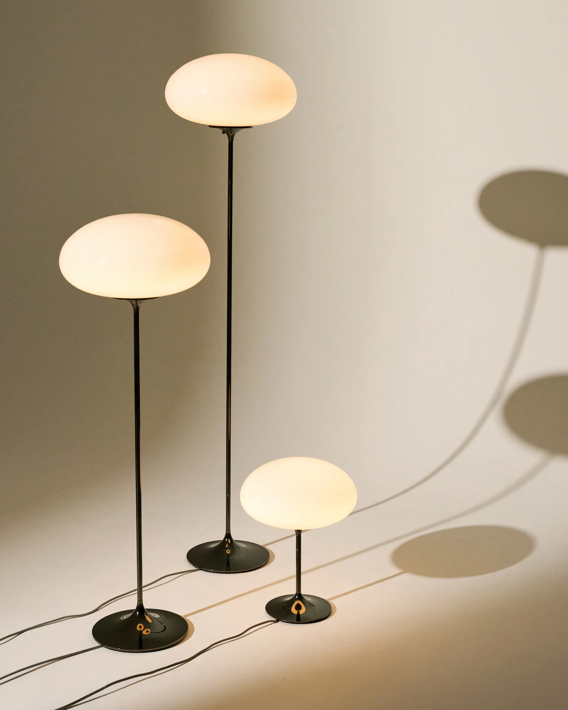 Stemlite bordslampa, Black chrome-opalglas, 42 cm GUBI