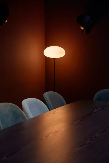 Stemlite golvlampa - Black chrome-opalglas, 110 cm - GUBI