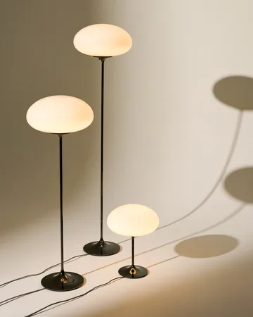 Stemlite golvlampa - Black chrome-opalglas, 110 cm - GUBI