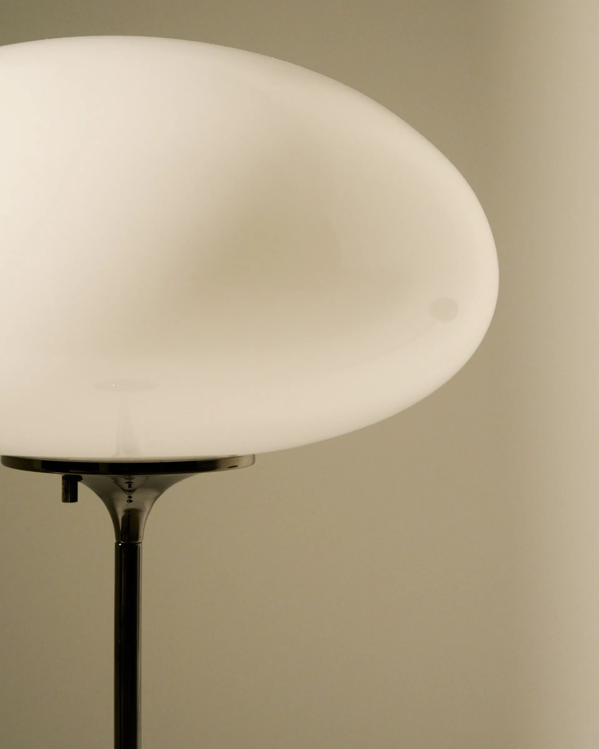 Stemlite golvlampa, Black chrome-opalglas, 150 cm GUBI