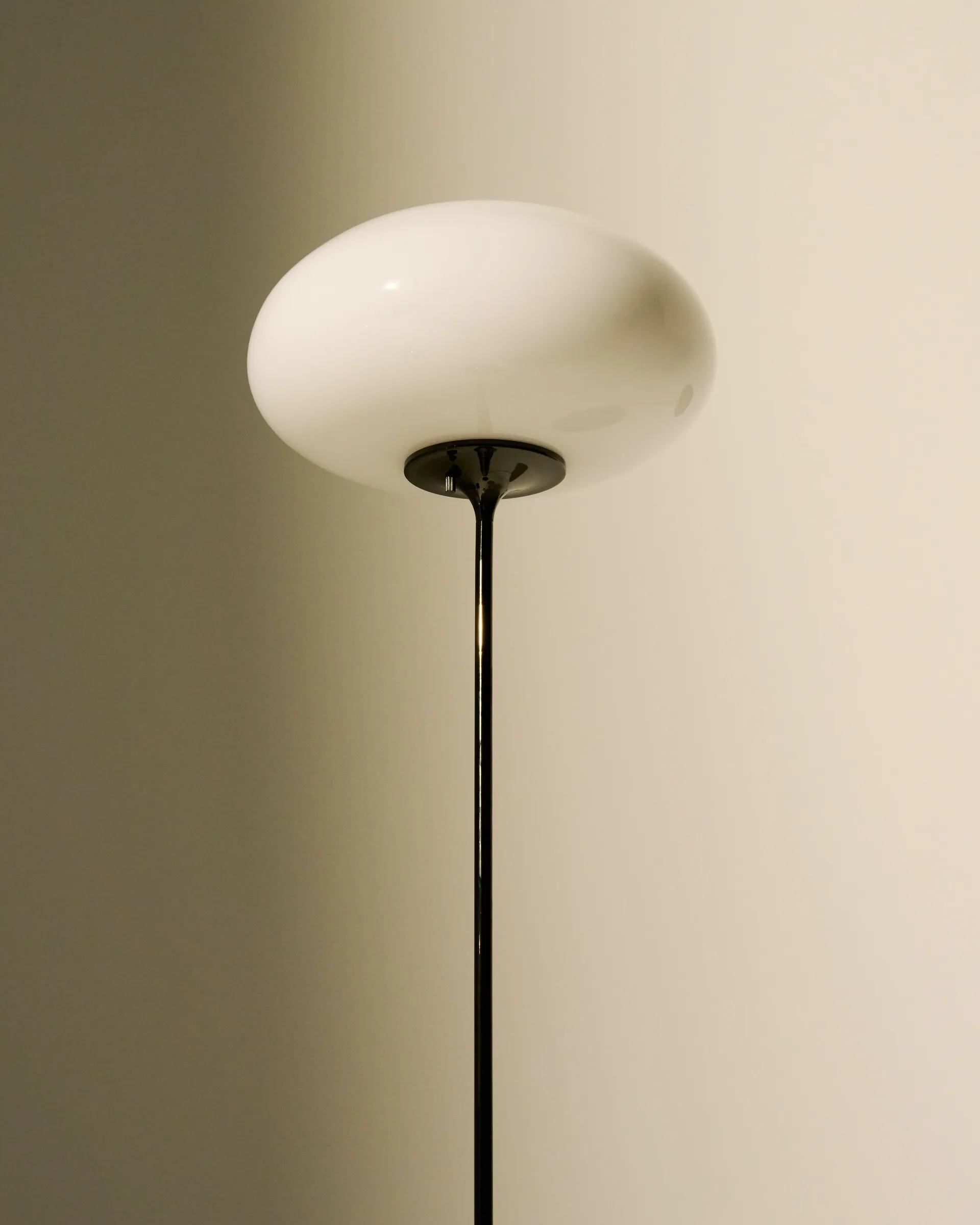 Stemlite golvlampa, Black chrome-opalglas, 150 cm GUBI