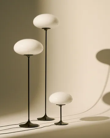 Stemlite golvlampa - Black chrome-opalglas, 150 cm - GUBI