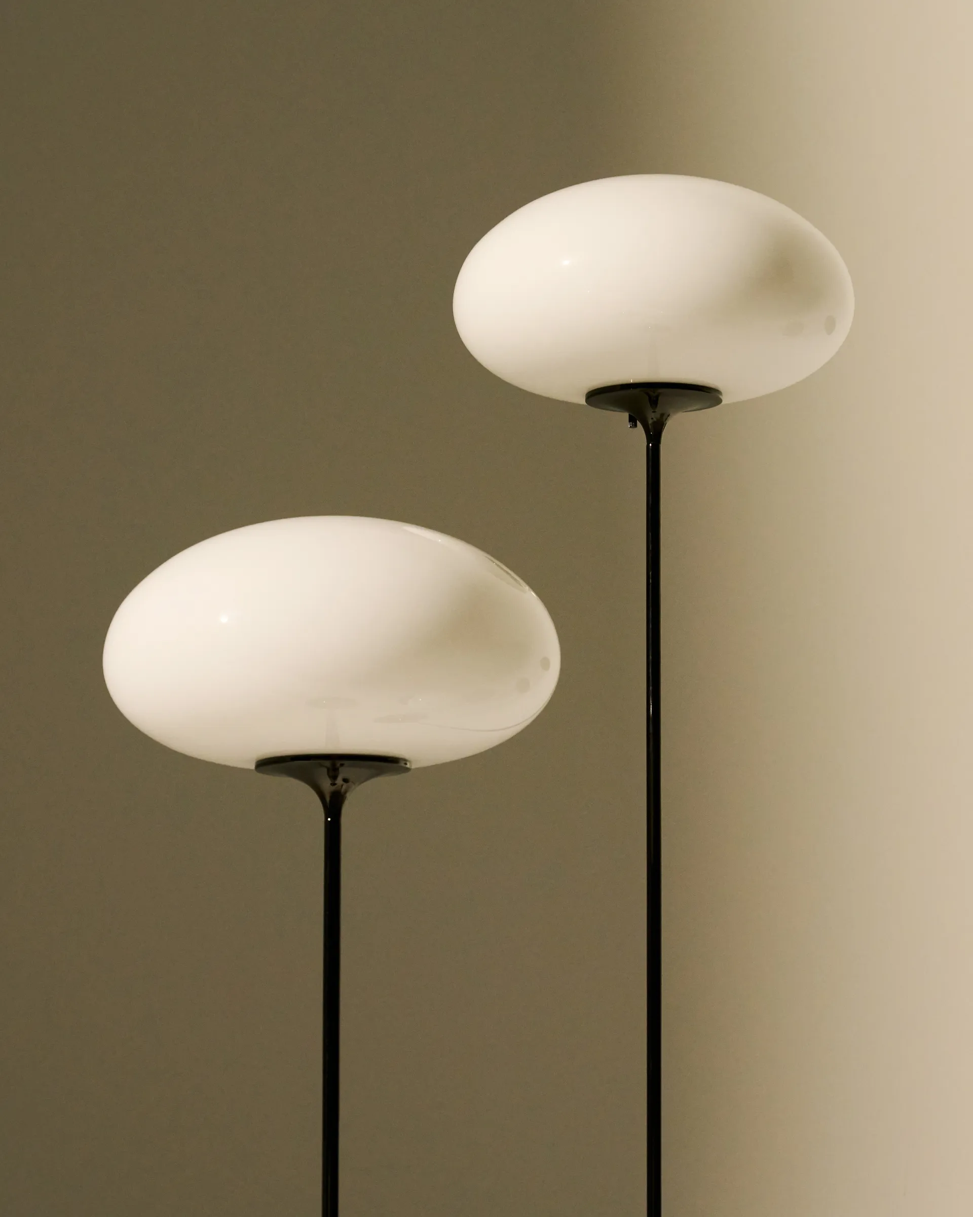 Stemlite golvlampa, Black red-opalglas, 150 cm GUBI