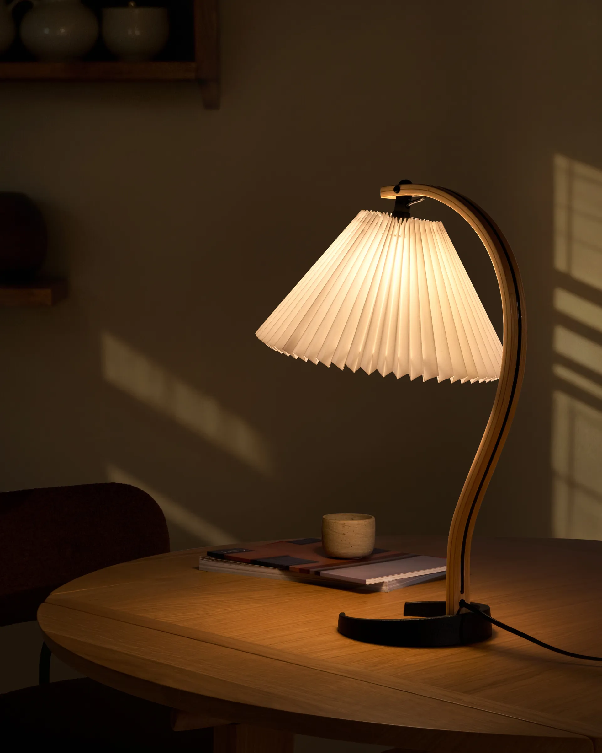 Timberline bordslampa, Oak-birch-white GUBI