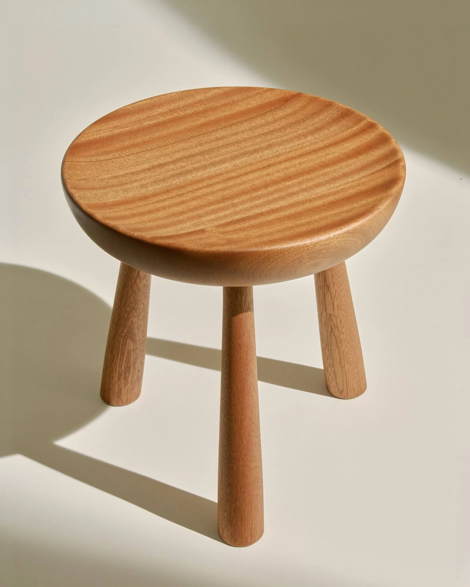 Totto pall, Lacquered sapelli, Ø31x32,6 cm GUBI