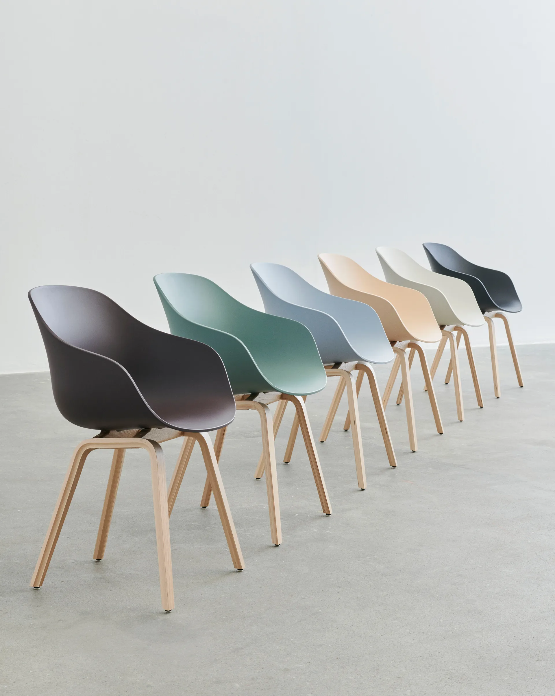 About a Chair 22 stol, Pastellgrön-lackerat ekstativ HAY